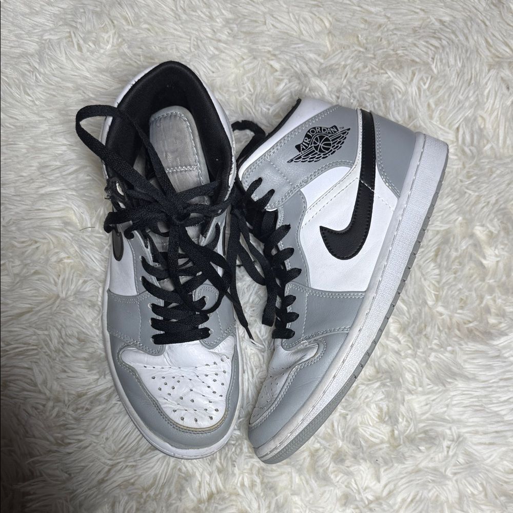 Jordan 1 Mid Light Smoke Grey